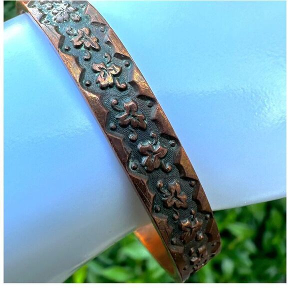 Copper tone open cuff bracelet - Picture 2 of 7